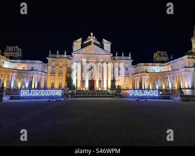 Blenheim Palace illuminato di notte per Natale Foto Stock