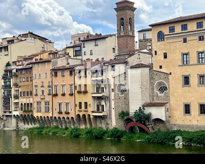 Splendidi edifici e una torre sulla riva dell'Arno a Firenze, Italia. Foto Stock