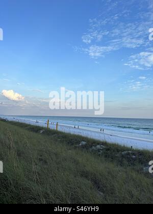 Vista dall'alto del tramonto estivo sulla spiaggia della Florida Emerald Coast Foto Stock