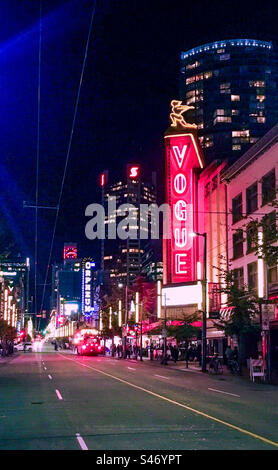 Serata in Granville Street a Vancouver BC, con il Vogue Theatre e il teatro Orpheum. Foto Stock