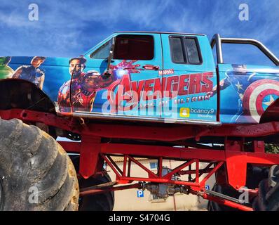 Monster Truck su un rimorchio per camion Foto Stock