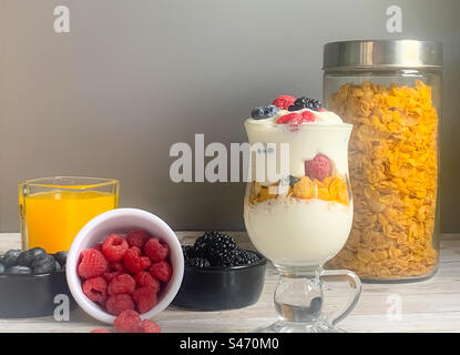 Colazione con yogurt, frutta e cereali Foto Stock