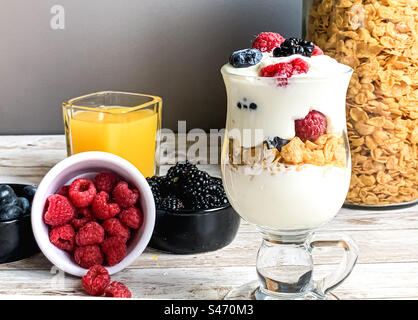 Colazione con yogurt, frutta e cereali Foto Stock