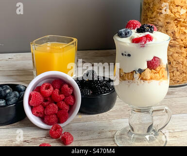Colazione con yogurt, frutta e cereali Foto Stock