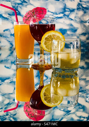 Una selezione di bevande alcoliche su una superficie riflettente Foto Stock