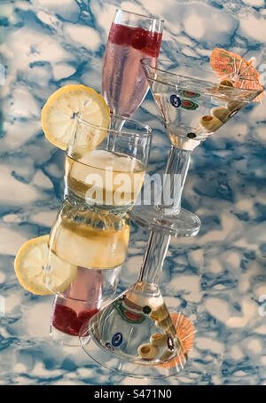 Bevande alcoliche su superficie riflettente con sfondo modellato Foto Stock