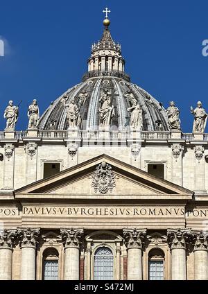 Facciata anteriore di St Basilica di Pietro con la cupola e le statue dei santi sul tetto, città del Vaticano. Foto Stock