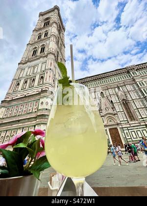 Bevanda spritz al limoncello gustata in Piazza del Duomo di fronte alla famosa Cattedrale di Santa Maria del Fiore a Firenze, Itraly. Foto Stock