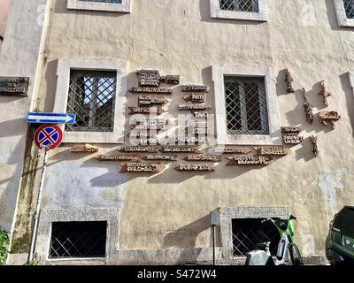 Le indicazioni su un edificio in via dei Pianellari indicano le varie cose da fare e da vedere a Roma Foto Stock