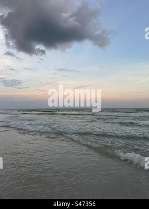 Soffici cieli al tramonto sul Golfo del Messico, Florida Smeraldo Coast, con uno strato di nuvole di tempeste Foto Stock