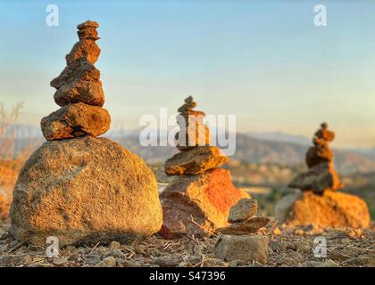 Pile di roccia Zen nel deserto Foto Stock