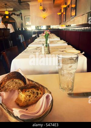 Interno del ristorante del bistro Les Amis a SoHo, 2023, New York City, USA Foto Stock