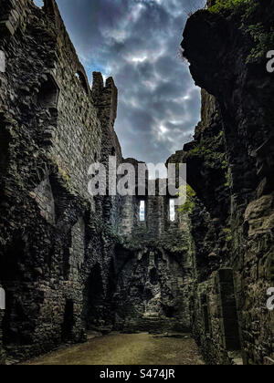 Il castello di Middleham è un castello in rovina situato a Middleham a Wensleydale, North Yorkshire. Fu la casa d'infanzia del re Riccardo III d'Inghilterra. Foto Stock