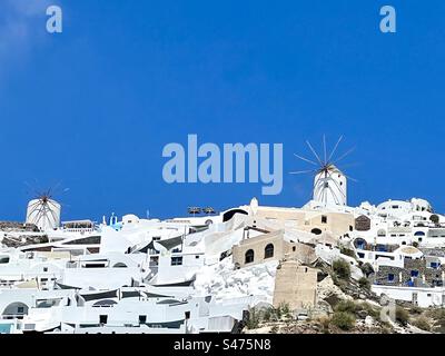 I mulini a vento di Oia, Santorini, non sono più funzionali, ma sono stati ben conservati come strutture di riferimento sull'isola. Foto Stock