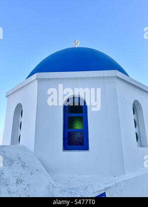 Sagoma ottagonale e chiesa greco-ortodossa a cupola blu a Oia, Santorini. Foto Stock