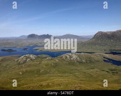 Vista da Stac Pollaidh verso Suilven ad Assynt, Scozia Foto Stock