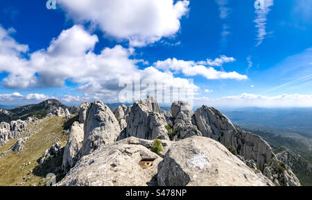 Tulove grede Croazia Velebit montagna trekking natura incredibile con splendida vista sul mare adriatico Foto Stock