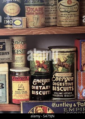 Barattoli e barattoli vittoriani impilati sugli scaffali del museo Norfolk Foto Stock