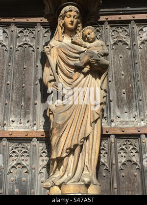 Statua della Vergine Maria e del bambino Gesù dall'esterno della cattedrale di Lincoln. Foto Stock