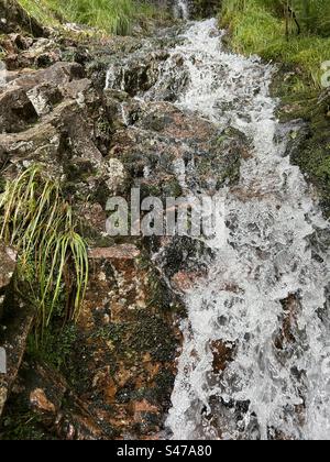 A pochi passi da Steall Falls. Lungo il percorso per la cascata di Steall, la gola di Nevis, vicino a Ben Nevis e Fort William in Scozia. Paesaggi e piccole cascate lungo il percorso verso la cascata principale. Foto Stock