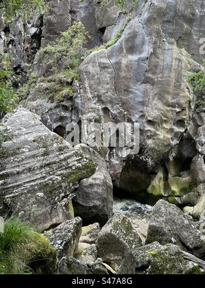 A pochi passi da Steall Falls. Lungo il percorso per la cascata di Steall, la gola di Nevis, vicino a Ben Nevis e Fort William in Scozia. Paesaggi e piccole cascate lungo il percorso verso la cascata principale. Foto Stock