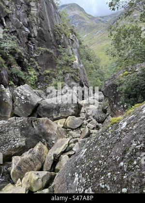 A pochi passi da Steall Falls. Lungo il percorso per la cascata di Steall, la gola di Nevis, vicino a Ben Nevis e Fort William in Scozia. Paesaggi e piccole cascate lungo il percorso verso la cascata principale. Foto Stock