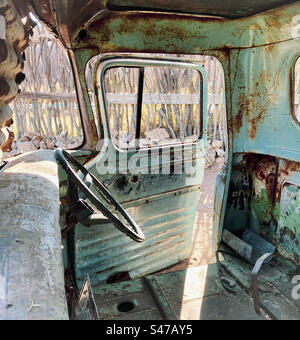 L'interno di un vecchio pick-up abbandonato in un campeggio in Namibia Foto Stock