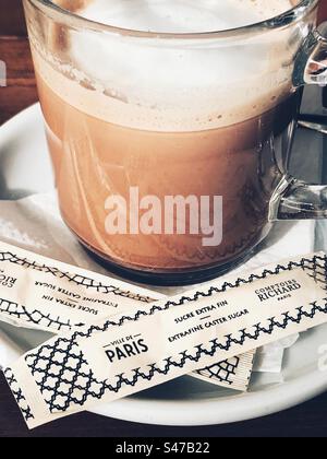 Una cioccolata calda lattiginosa servita in un caffè di Parigi Foto Stock
