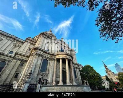 Cattedrale di St Paul e resti di St Augustine, Watling Street. Una fotografia prospettica. Londra. Foto Stock