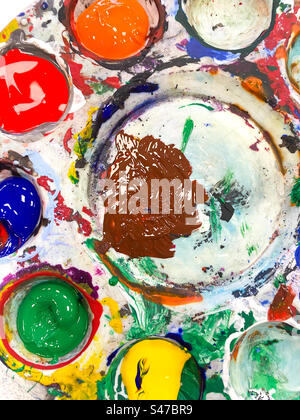 Una tavolozza d'artista con colori diversi. Foto Stock