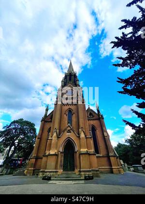 St Margaret di Antioch Church a Lee, South East London vista dal fronte con guglia. Revival gotico di John Brown, architetto dal 1839 al 1841 Foto Stock