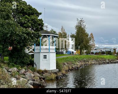 Piccolo gazebo sulla riva di Oulu in Finlandia Foto Stock