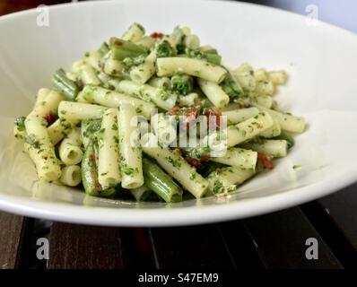Pasto a basso contenuto di fodmap contenente pasta senza glutine, fagioli verdi, erbe e pomodori. Foto Stock