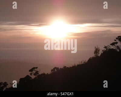 Tramonto sul Monte Kinabalu, Borneo Foto Stock