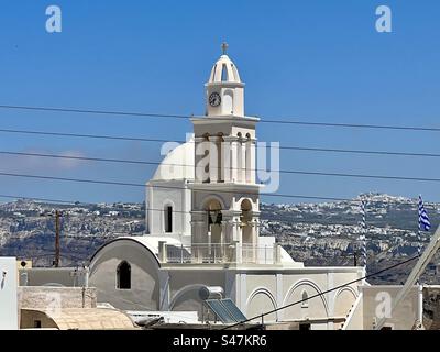 Sant'Osiomartyr Theodosia Santa Chiesa ortodossa e la sua torre, Akrotiri, Santorini. Foto Stock