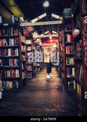 Una ragazza nei libri di Barter, Alnwick, Northumberland Foto Stock