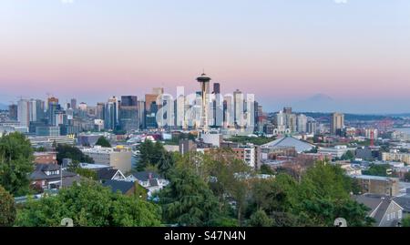 Skyline di Seattle e Mount Rainier al crepuscolo Foto Stock