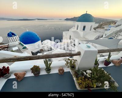 La chiesa della Resurrezione del Signore, la chiesa di San Spyridon e il campanile sono tristemente famosi per le loro cupole blu. Foto Stock