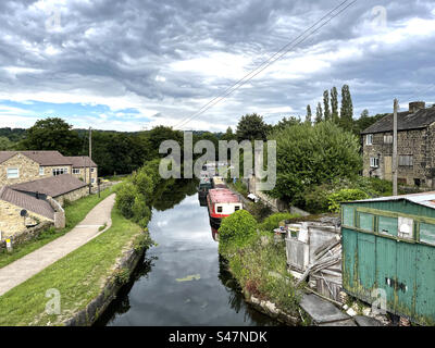 Da Leeds al canale di Liverpool, su Parkin Lane, con barche sui canali, Apperley Bridge, Bradford, Regno Unito Foto Stock