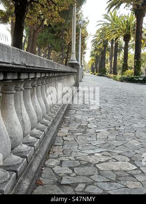 Passeggiata con un'elegante balaustra Foto Stock