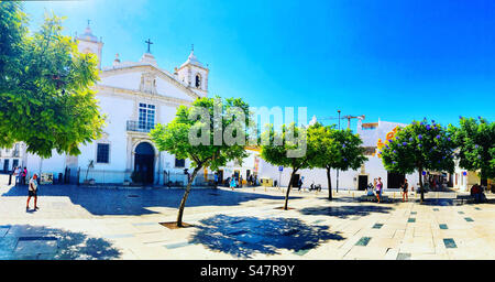 Igreja de Santa Maria de Lagos nella piazza della città vecchia di Lagos, Portogallo, nell'Algarve Foto Stock