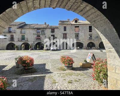 Townsqare nel centro storico di Ainsa, Novarra, Spagna Foto Stock