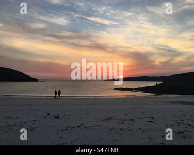 Spiaggia di Achmelvich al tramonto Foto Stock