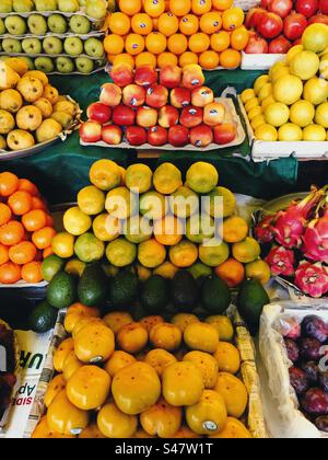 Mele, pere, arance in vendita sul mercato della frutta di un agricoltore biologico Foto Stock