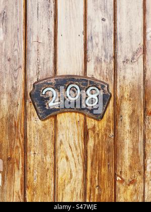 La porta di legno di una camera d'hotel Foto Stock