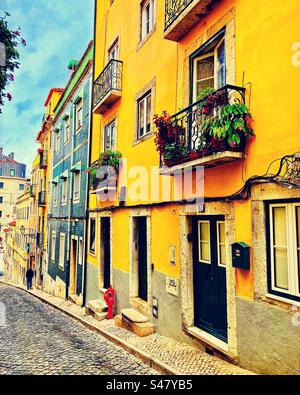 Tipica strada ripida di Lisbona con casa gialla Foto Stock
