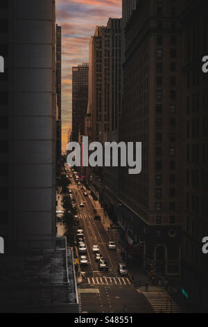 Vista aerea sopra la West 42nd Street di New York City con il cartello radio City Music Hall e l'edificio e il traffico all'alba Foto Stock