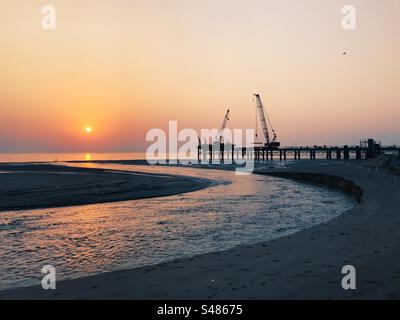 Costruzione della strada costiera sulla spiaggia di Versova a Mumbai, India al tramonto Foto Stock