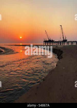 Costruzione della strada costiera sulla spiaggia di Versova a Mumbai, India al tramonto Foto Stock