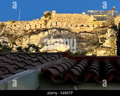 Vista sul tetto di Atene, guardando la collina dell'Acropoli illuminata di sera Foto Stock